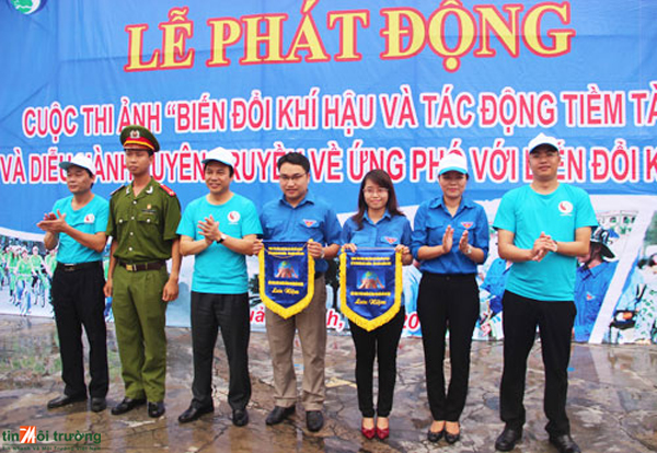 Đ/c[-]Đặng[-]Huy[-]Hậu[-]–[-]Phó[-]Chủ[-]tịch[-]Thường[-]trực[-]UBND[-]tỉnh[-]trao[-]cờ[-]lưu[-]niệm[-]cho[-]đại[-]diện[-]các[-]đoàn[-]tham[-]gia[-]diễu[-]hành[-]tại[-]lễ[-]phát[-]động